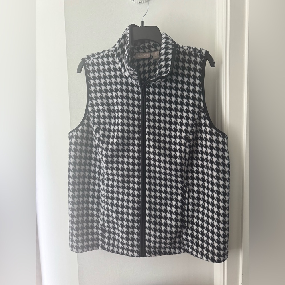 Chicos Houndstooth Zip-Up Vest